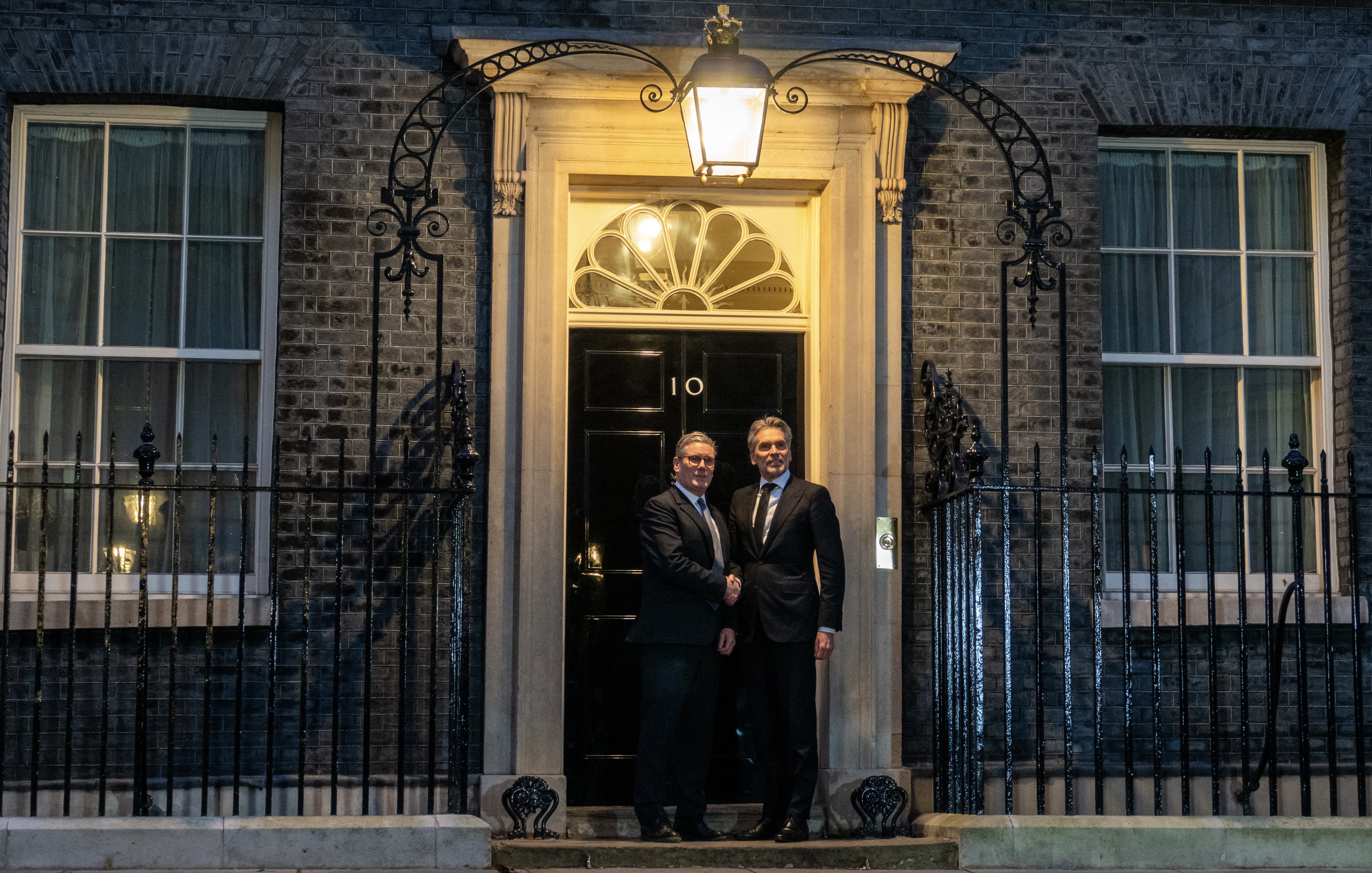 Dutch Prime Minister Dick Schoof (R) and UK Prime Minister Keir Starmer (L) shake hands at the door of 10 Downing Street. Photo cedit: RVD