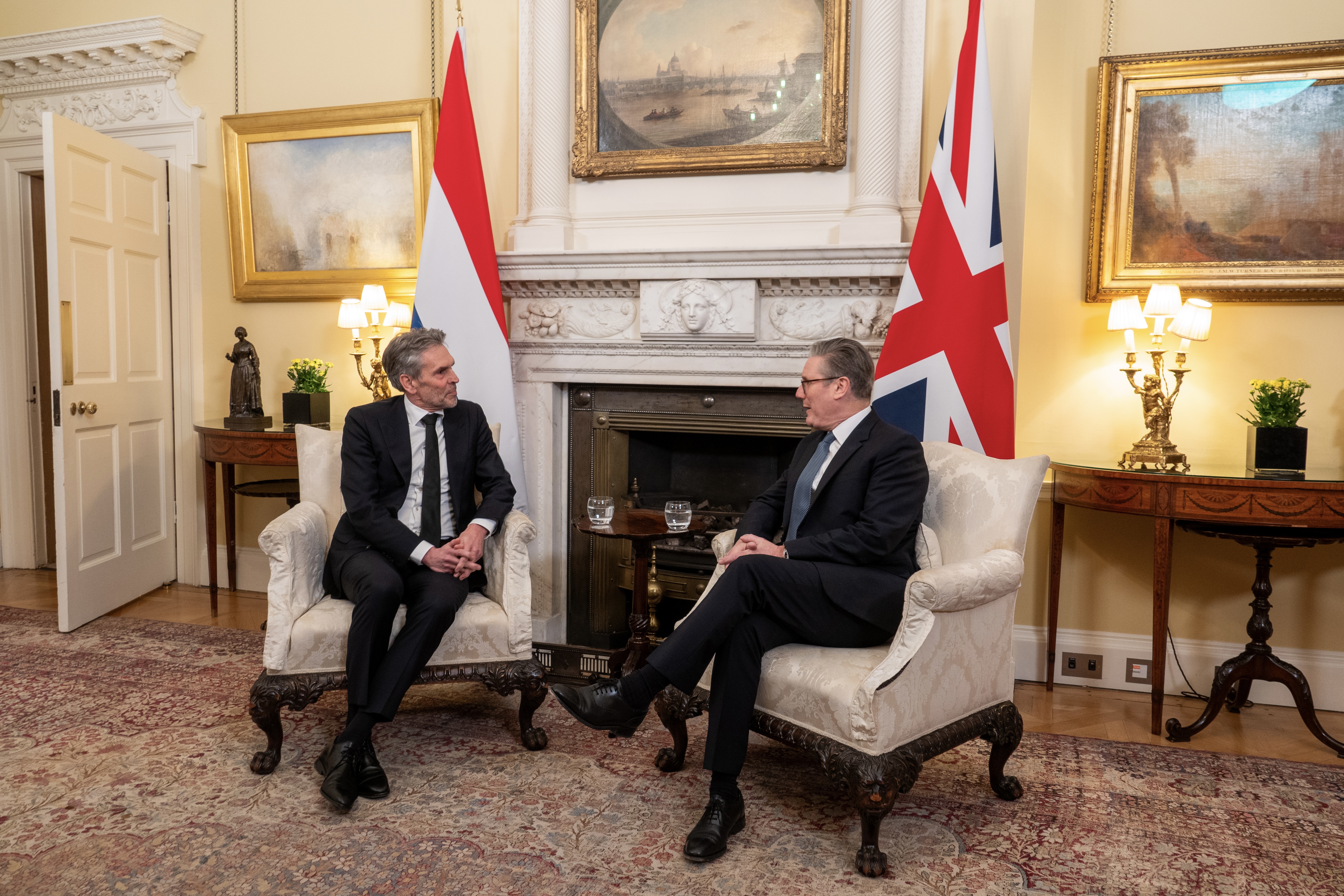 Dutch Prime Minister Dick Schoof (L) welcomed to 10 Downing Street by UK Prime Minister Keir Starmer (R). Photo cedit: RVD. 