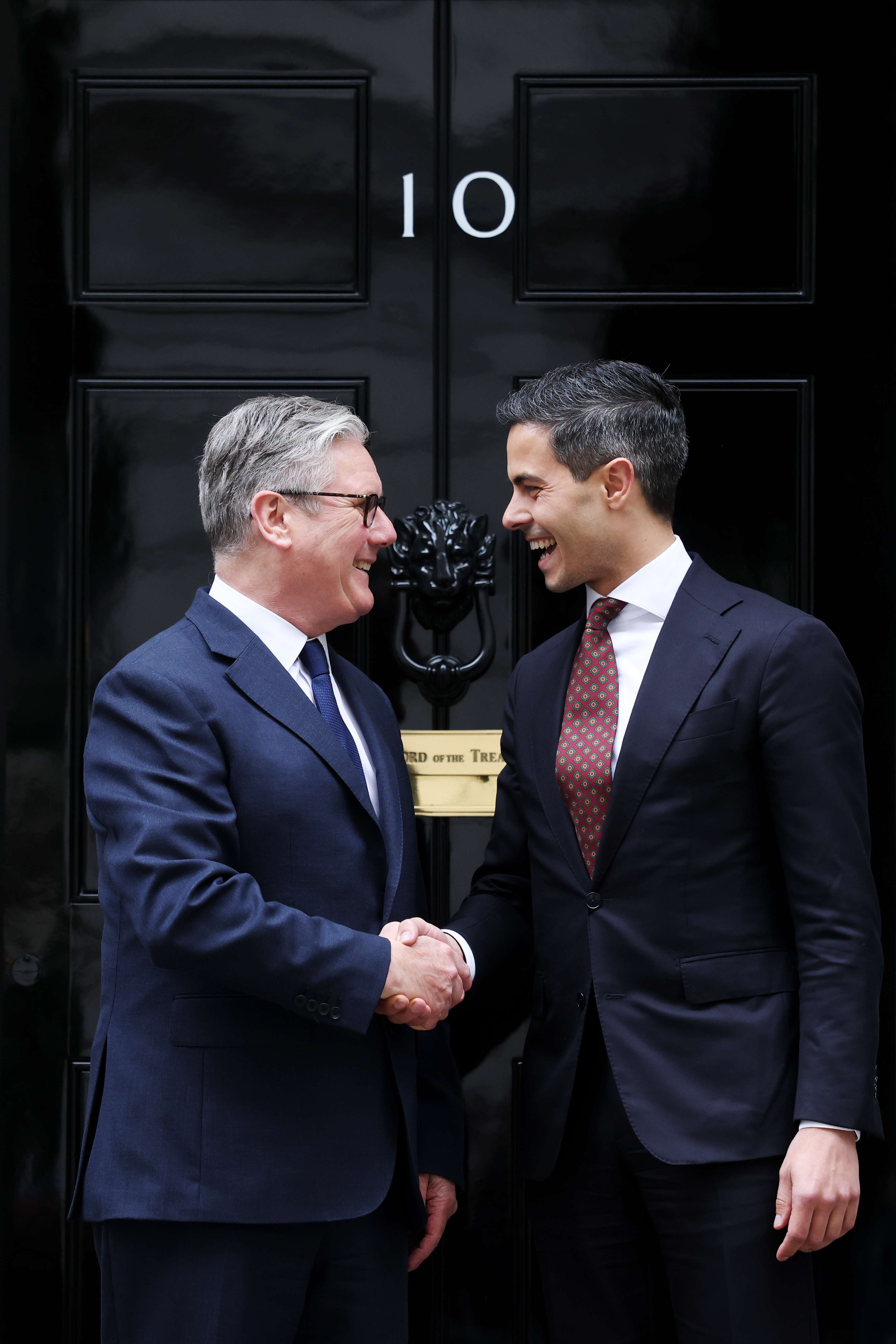 Prime Minister Rob Jetten shakes hands with Prime Minister Keir Starmer in front of no. 10 Downing Street.