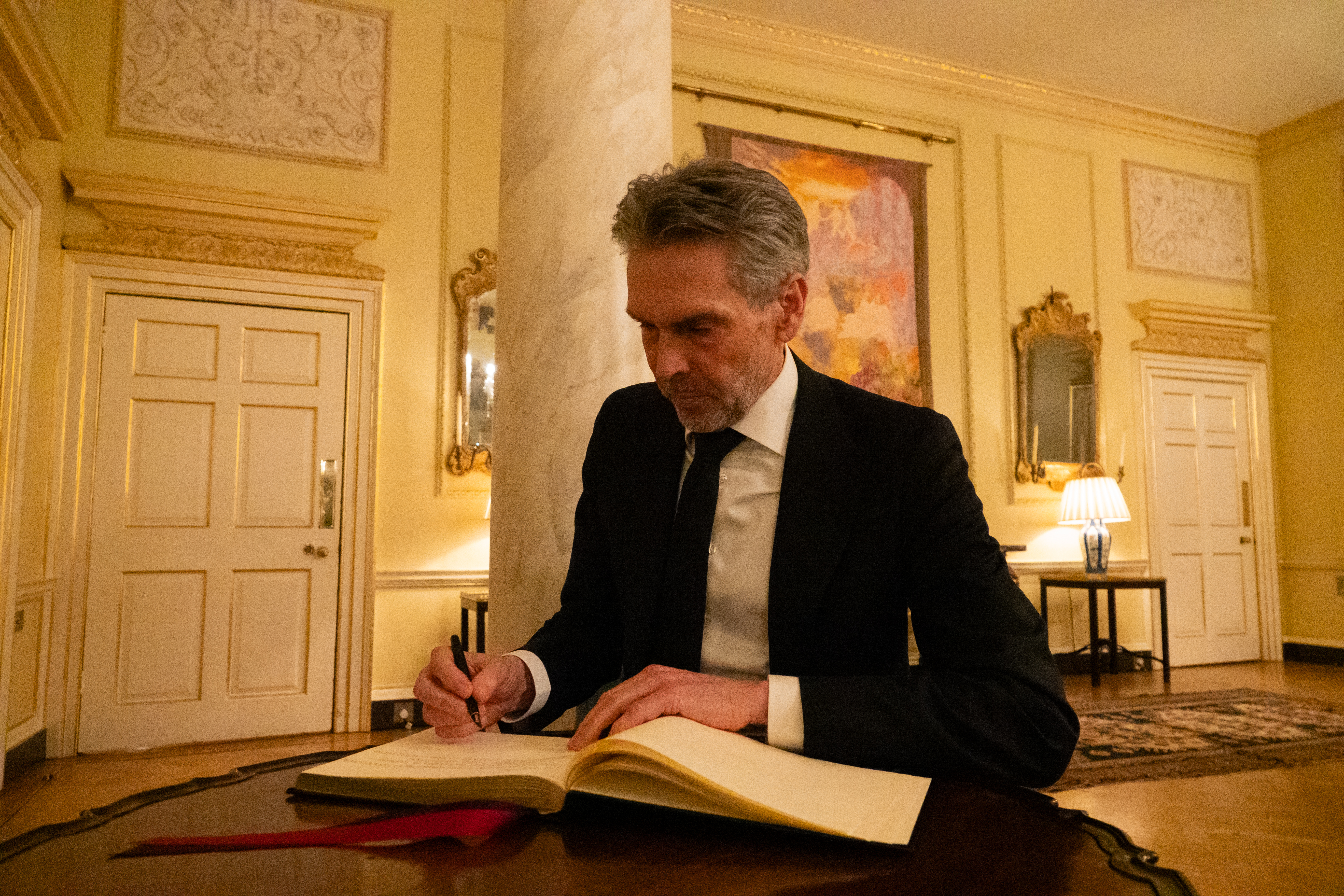 Dutch Prime Minster DIck Schoof signs the official 10 Downing Street guestbook, after his bilateral with UK Prime Minister Keir Starmer. Photo credit: RVD