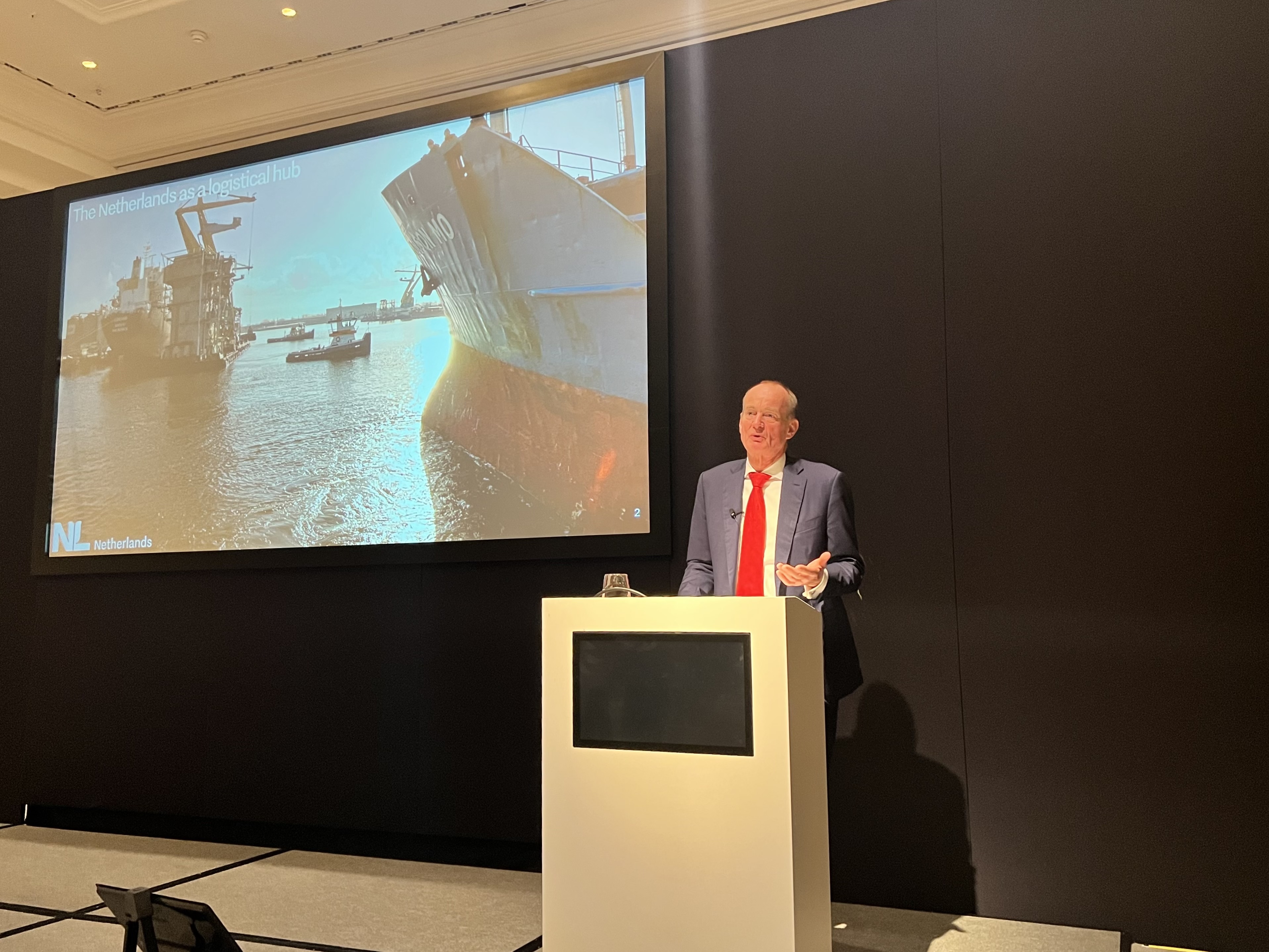 Der niederländische Botschafter in Deutschland, Ronald van Roeden, während der Rede.