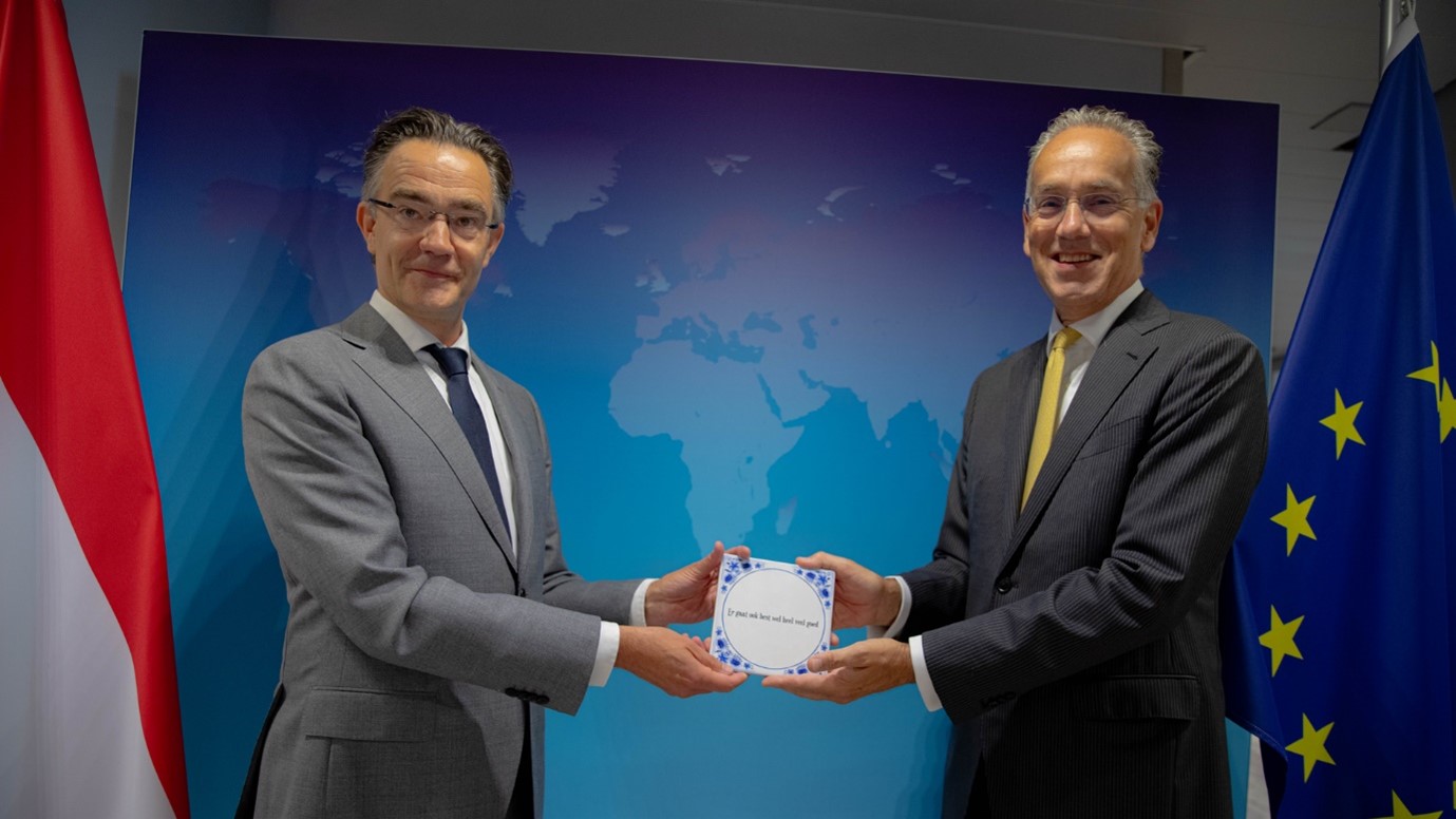 Former Secretary-General Paul Huijts presents successor Christiaan Rebergen with a tile bearing the words ‘It’s not all bad!’