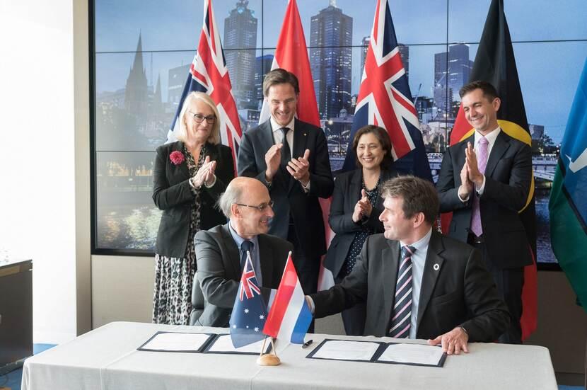 Signing of Memorandum of understanding between the Holland Circular Hotspot Foundation and National Circular Economy Hub. Signed by Paul Klymenko from Planet Ark and in the presence of then Netherlands Prime Minister Mark Rutte, Victorian Environment Minister Lily D’Ambrosio, Assistant Waste Reduction Minister Trevor Evans and Melbourne Lord Mayor Sally Capp..