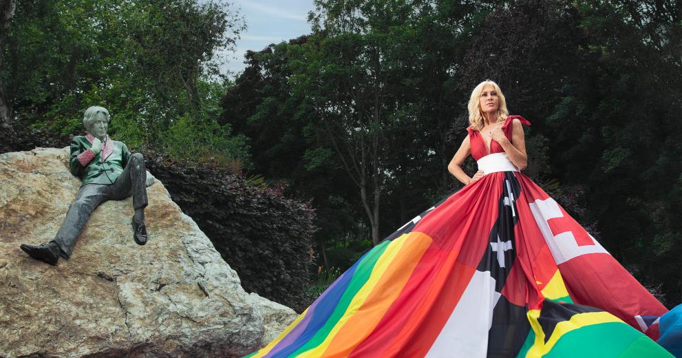 Amsterdam Rainbow Dress Dublin - Oscar Wilde looking on in awe at the magnificent Amsterdam Rainbow Dress and all that it embodies.