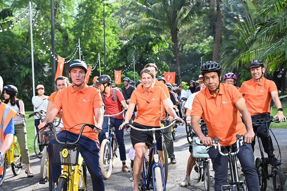 Diplomats and Bangkok governor on bicycles