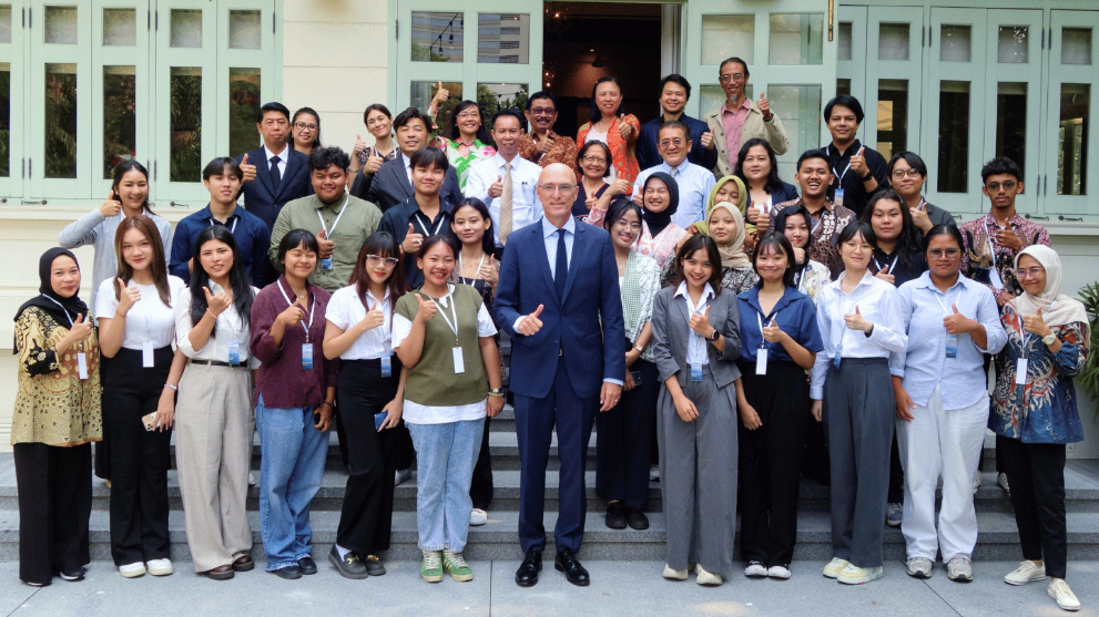 Group photo of students, professors and the ambassador