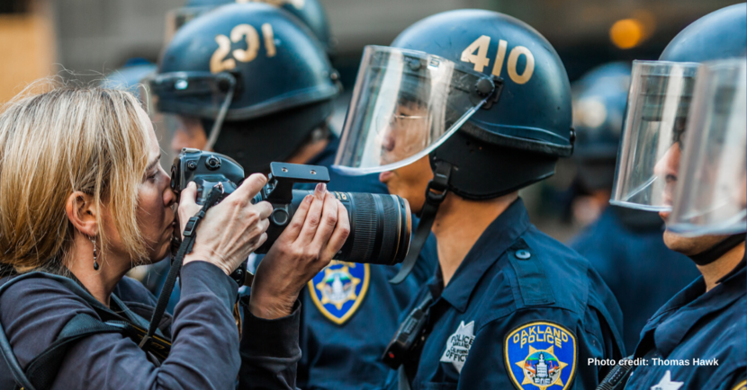 Photojournaliste in front of police line