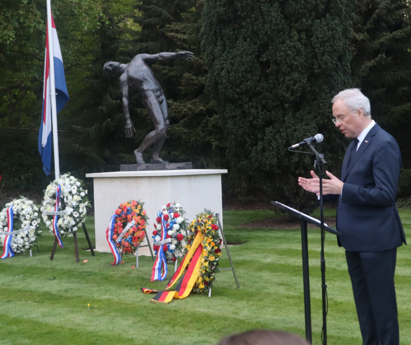 Ambassador Miguel Berger lay a wreath and give a speech